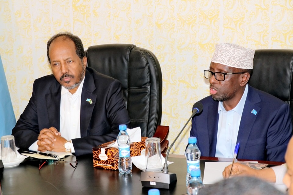 Madaxweyne Xasan She ekh iyo Shariif Sheekh Ax med.jpg
